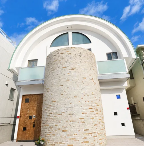 丸い外壁とアーチ屋根がある建築のイメージ