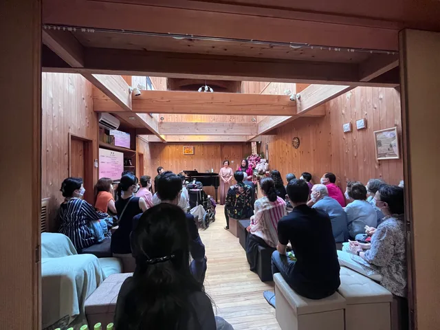 演奏者を客席から見守る人々
