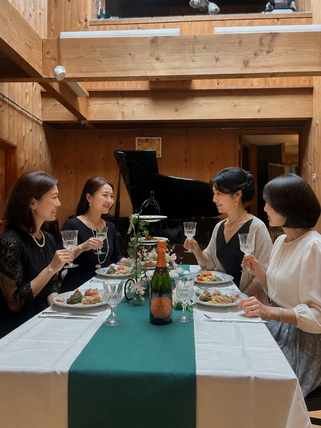 テーブルを囲んで会話する人々のイメージ